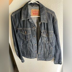 Men’s Levi’s lightweight denim trucker jacket size large
